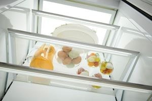 Refrigerador de la serie Classic Sub-Zero de tamaño completo con puerta francesa de 48 pulgadas con cuatro niveles de estanterías de alimentos frescos relucientes.