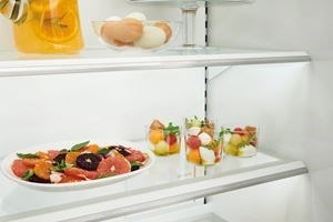 Primer plano de los estantes personalizados iluminados con LED del refrigerador de tamaño completo de la serie Classic Sub-Zero