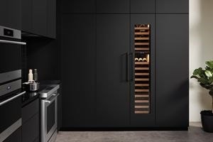 Refrigerador de la Serie Designer Sub-Zero integrado en la cocina con gabinetes personalizados de color negro mate